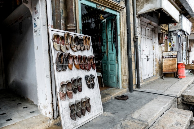 Magasin de chaussures traditionnelles au Rajasthan en Inde