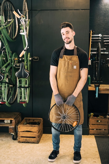 Photo gratuite magasin de vélos avec vendeur