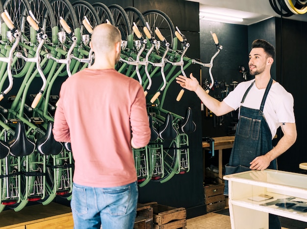 Magasin de vélos avec vendeur