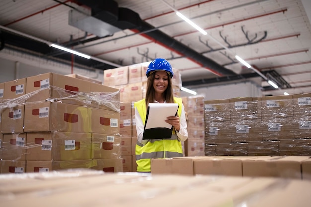 Photo gratuite magasinier vérifiant l'inventaire et les marchandises et colis arrivés dans le département de stockage