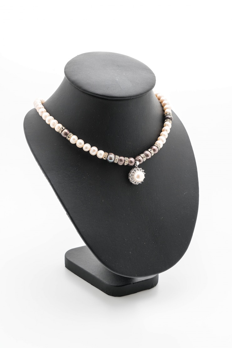 Photo gratuit et un magnifique collier de luxe sur le cou du stand de bijoux