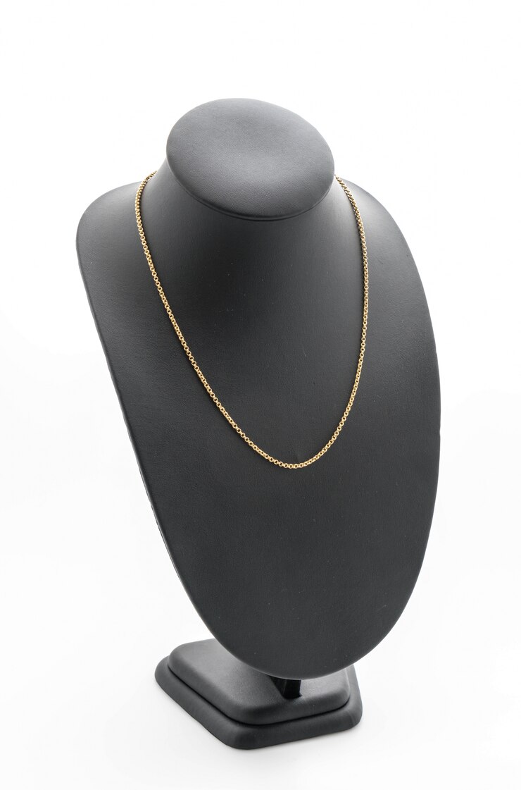 Photo gratuit et un magnifique collier de luxe sur le cou du stand de bijoux