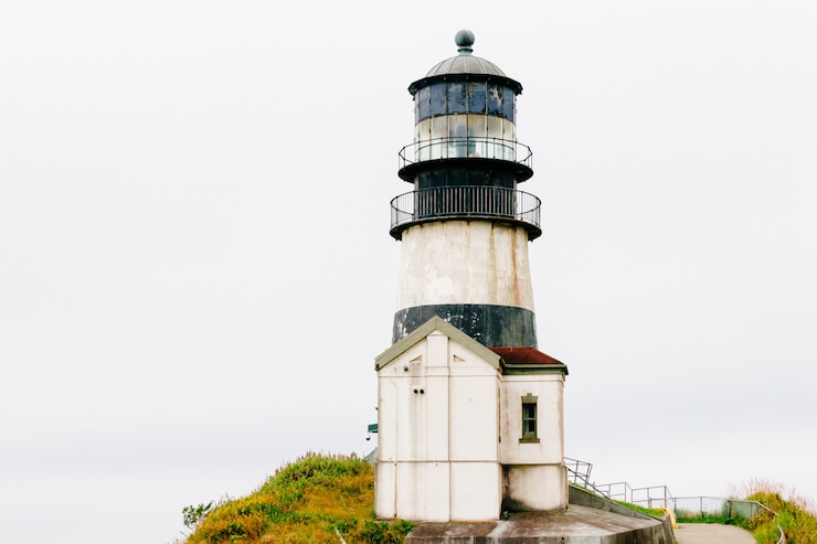 Photo gratuit magnifique contre-plongée du phare historique de cape disappointment