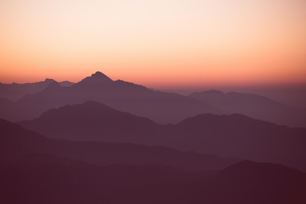 Magnifique coucher de soleil sur les collines et les montagnes