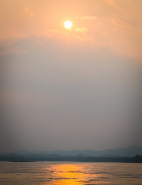 Magnifique coucher de soleil dans le lac (Filtré image traitée millésime