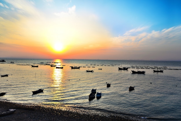 Magnifique coucher de soleil sur la plage