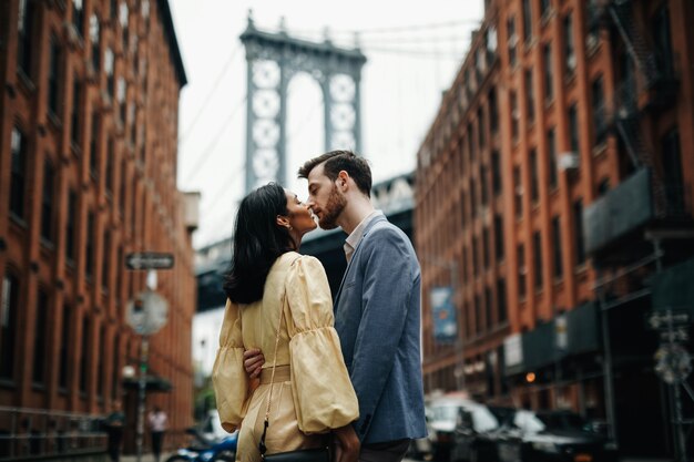 Magnifique couple d&#39;homme américain avec barbe et tendre femme orientale s&#39;embrassent