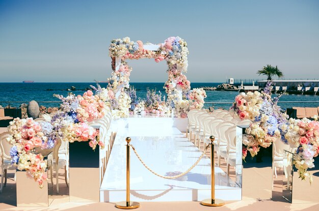 magnifique lieu de cérémonie de mariage près de la mer décoré de fleurs