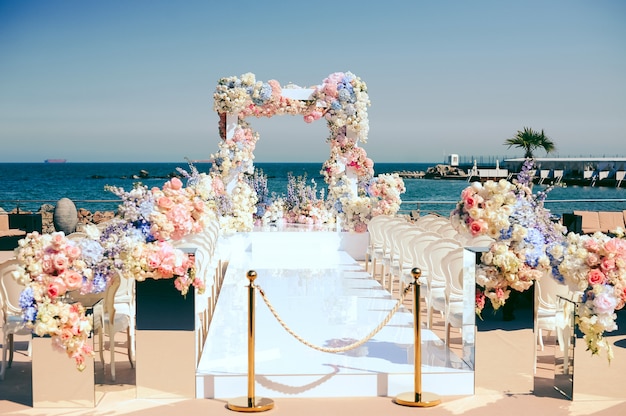 magnifique lieu de cérémonie de mariage près de la mer décoré de fleurs