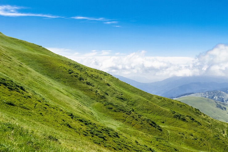 Photo gratuit magnifique paysage de montagnes des carpates ukrainiennes.