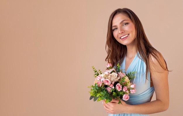 Photo gratuite magnifique portrait de demoiselle d'honneur avec boquete de fleurs