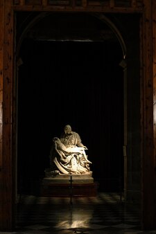Magnifique sculpture de la pierdad dans la cathédrale de guadix