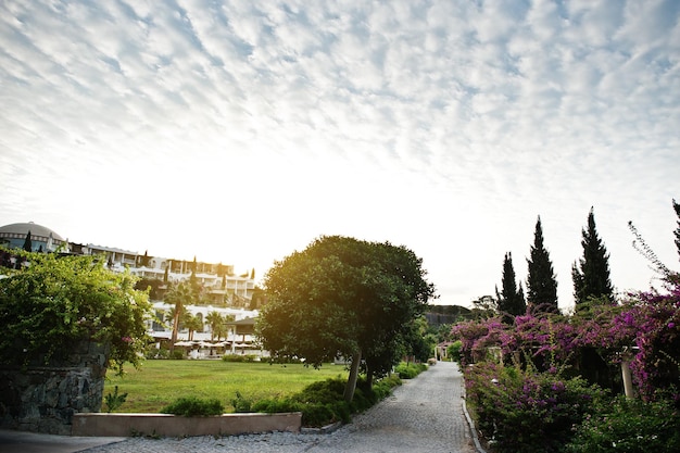 Magnifiques jardins de l'hôtel de luxe au coucher du soleil à Bodrum Turquie