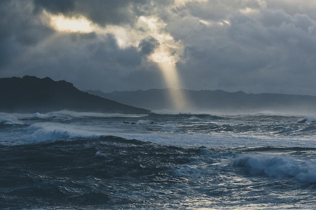 Magnifiques vagues de l'océan orageux capturées par une soirée nuageuse