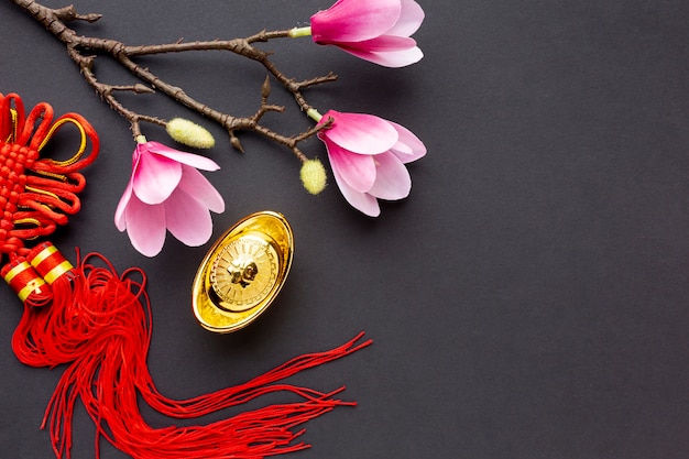 Photo gratuite magnolia et pendentif pour le nouvel an chinois