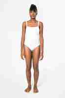 Photo gratuite maillot de bain une pièce blanc mode estivale pour femmes avec espace de conception complet du corps
