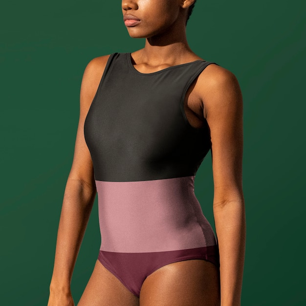 Maillot de bain une pièce rayé vert et rose avec espace design mode été rétro