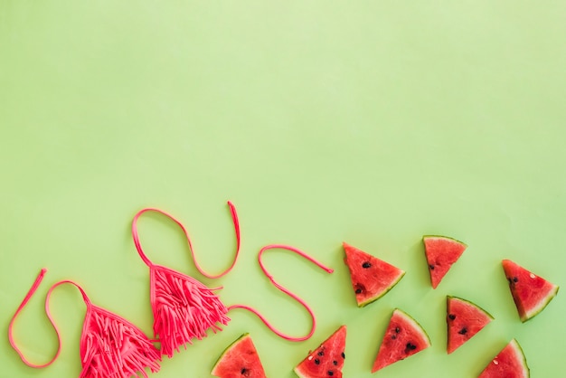 Photo gratuite maillot de bain près de tranches de fruits