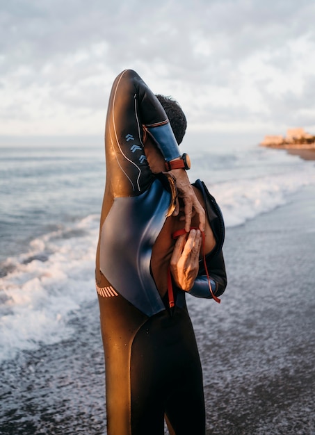 Photo gratuite maillot de bain zippé homme tir moyen