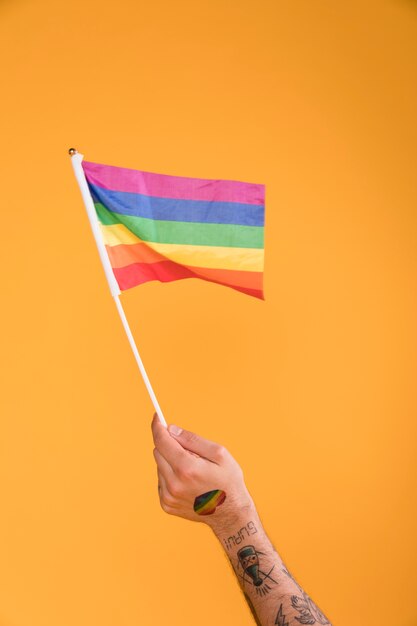 Main agitant avec drapeau LGBT