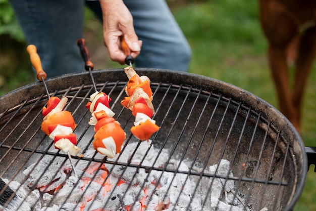 Main à angle élevé tenant des brochettes