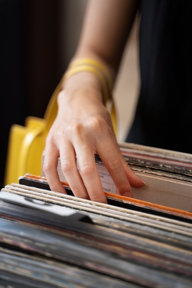 Photo gratuit main à angle élevé tenant un disque vinyle