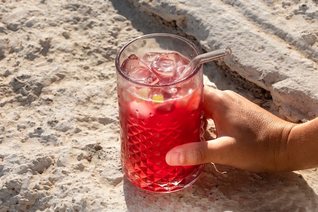 Main à angle élevé tenant un verre de sangria