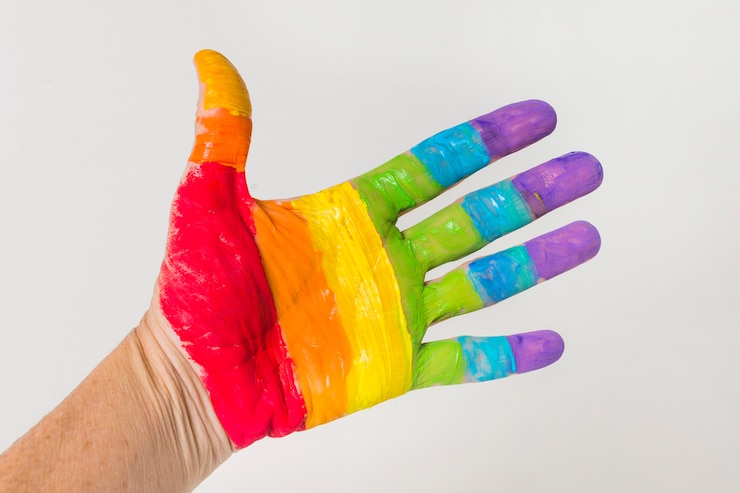 Photo gratuit main aux couleurs lgbt