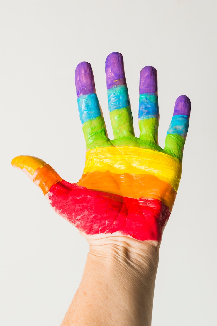 Photo gratuit main dans les couleurs vives de lgbt