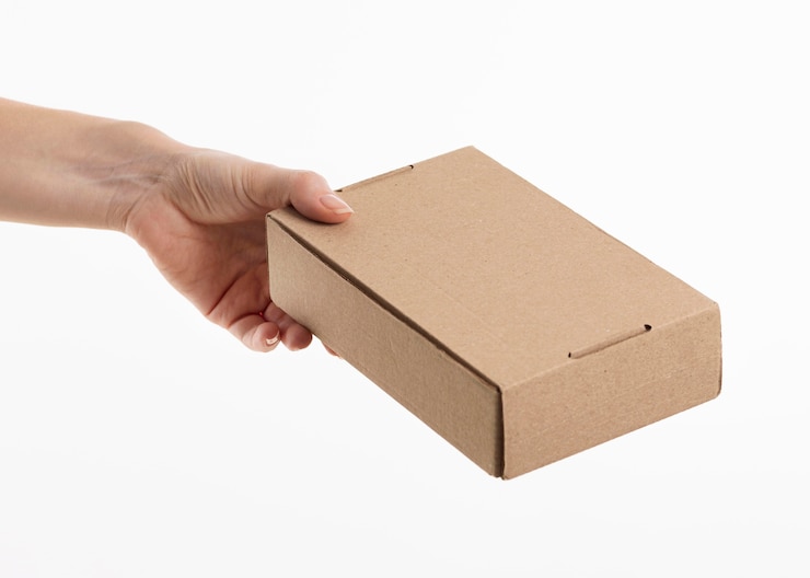 Photo gratuit main donnant une boîte en carton