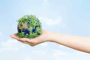 Photo gratuite main d'écologiste vivant durable tenant la terre verte