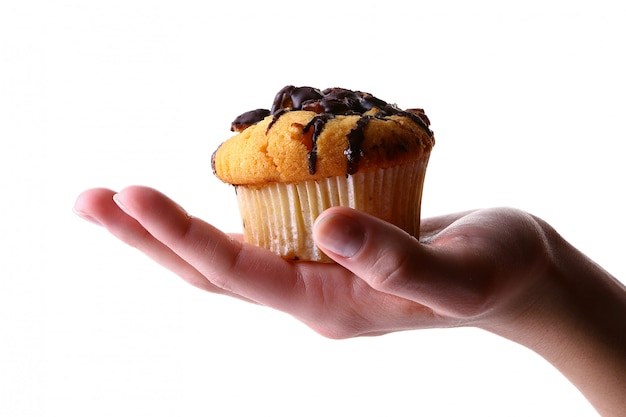 Main féminine avec gâteau aux fruits