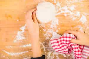 Photo gratuite main de femme préparant la pâte sur un bureau en bois