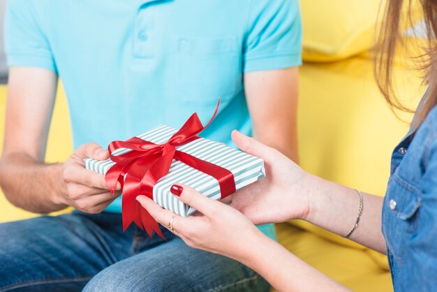 Main de femme recevant un cadeau de Saint-Valentin de son petit ami