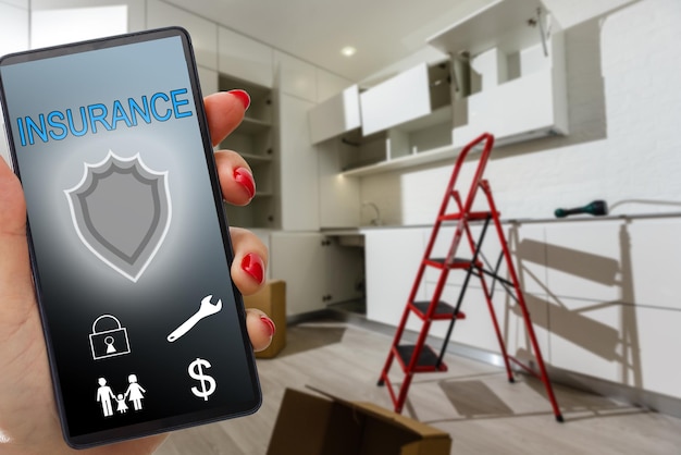 Photo gratuite main de femme tenant une assurance smartphone cctv