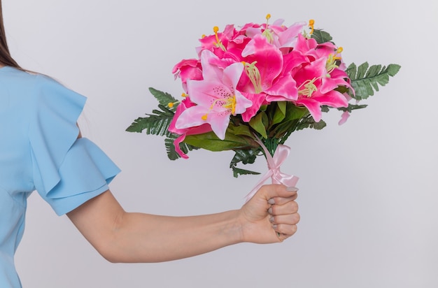 Photo gratuite main de femme tenant un bouquet de fleurs