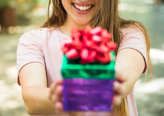 Main de femme tenant un cadeau de la Saint-Valentin