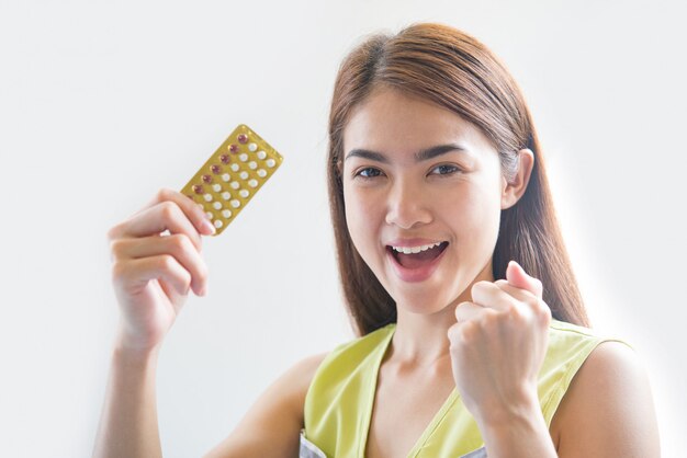 Main de femme tenant un panneau contraceptif pour prévenir la grossesse