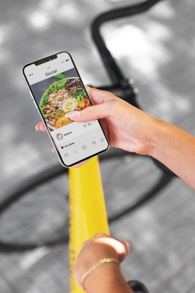 Photo gratuit main en gros plan tenant un smartphone avec une photo de nourriture