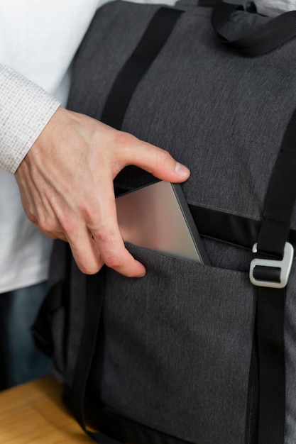 La main de l'homme met le ssd dans le sac