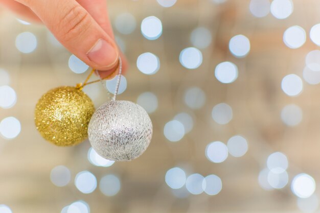 Main de l&#39;homme tenant des boules d&#39;ornement