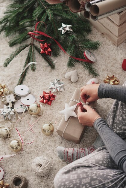 Main humaine, préparer des cadeaux à Noël