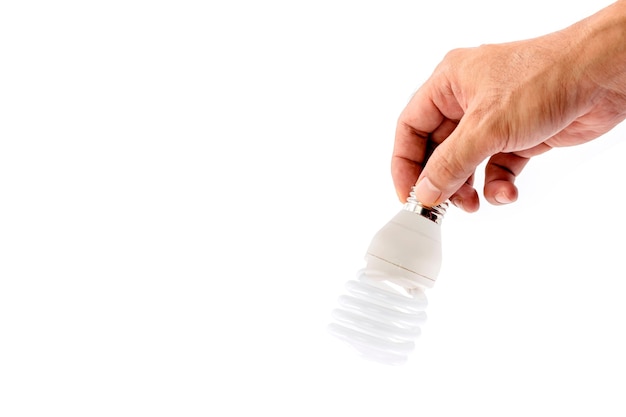 Main humaine tenant une ampoule fluorescente isolée sur fond blanc.