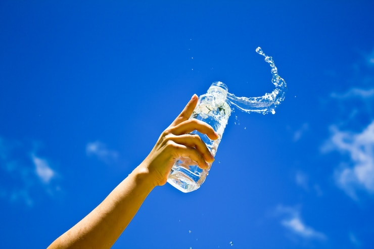 Photo gratuit main humaine tenant une bouteille d&#39;eau
