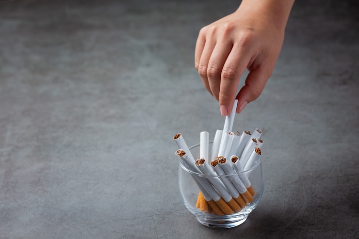 Photo gratuit main humaine tenant la cigarette. concept de la journée mondiale sans tabac.