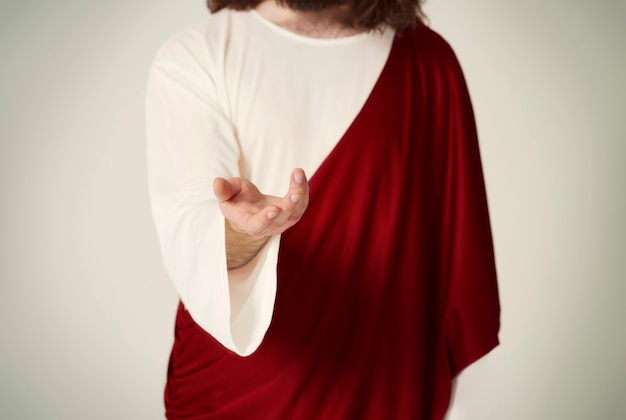 Photo gratuite la main de jésus-christ s'étendant vers tout le monde