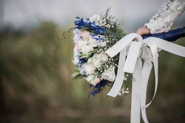 Photo gratuite main mariée, fleur, jour mariage