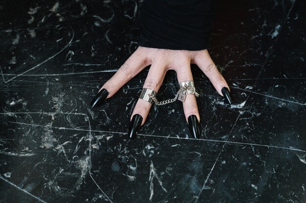 Main avec des ongles noirs