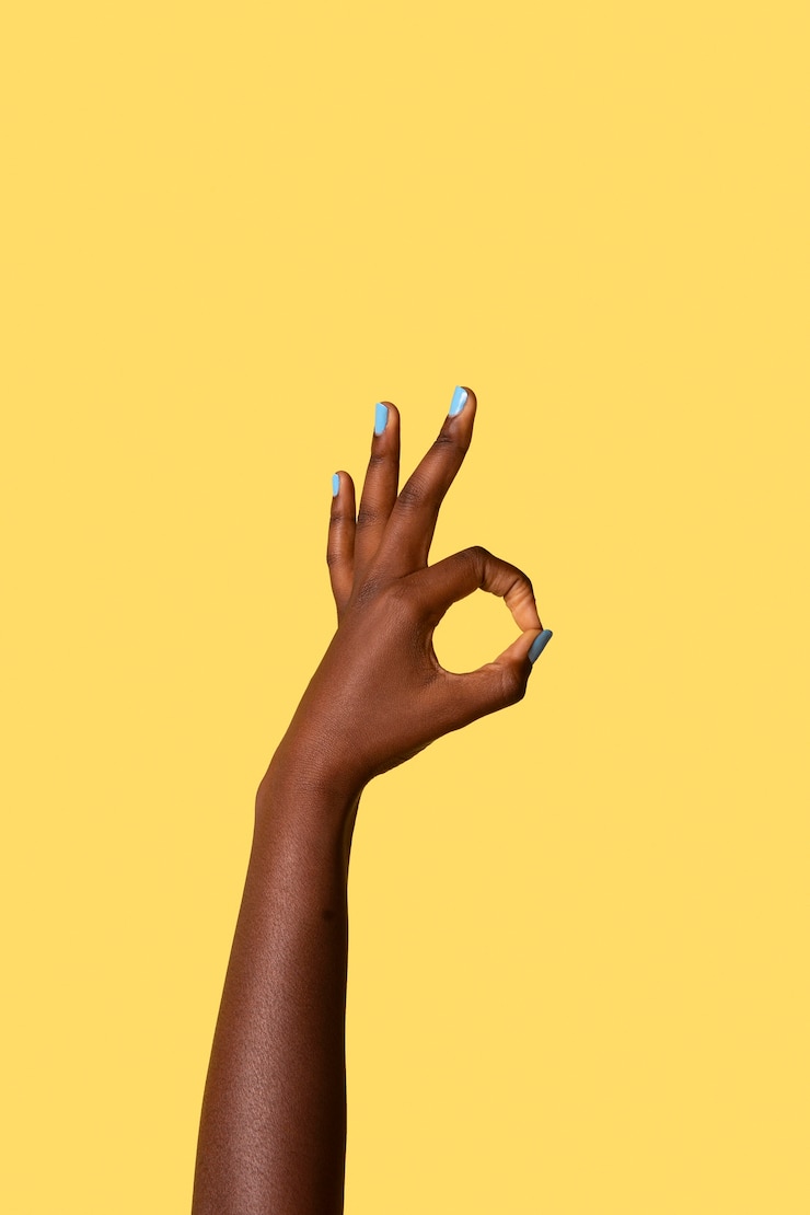 Photo gratuit main de personne fluide de genre isolée sur jaune