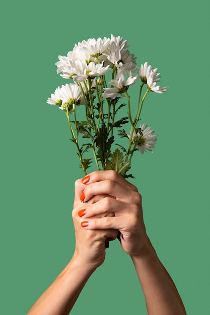 Photo gratuite main de personne fluide de genre isolée sur vert